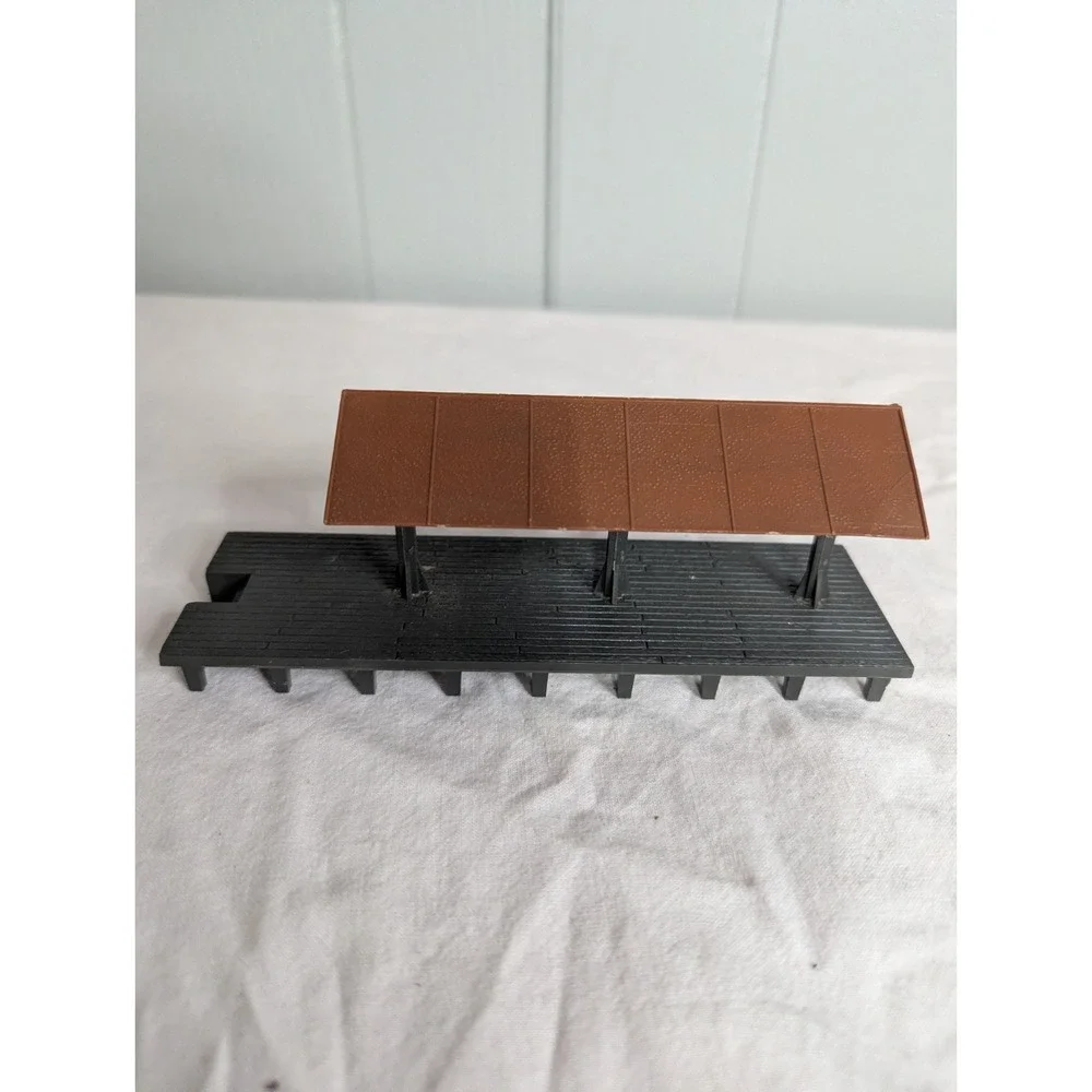 Vintage Ho‎ scale Railroad Tarin station waiting area platform covered area